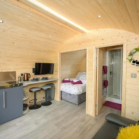 The Pods By The Stream - Rohan Pod & Hot Tub